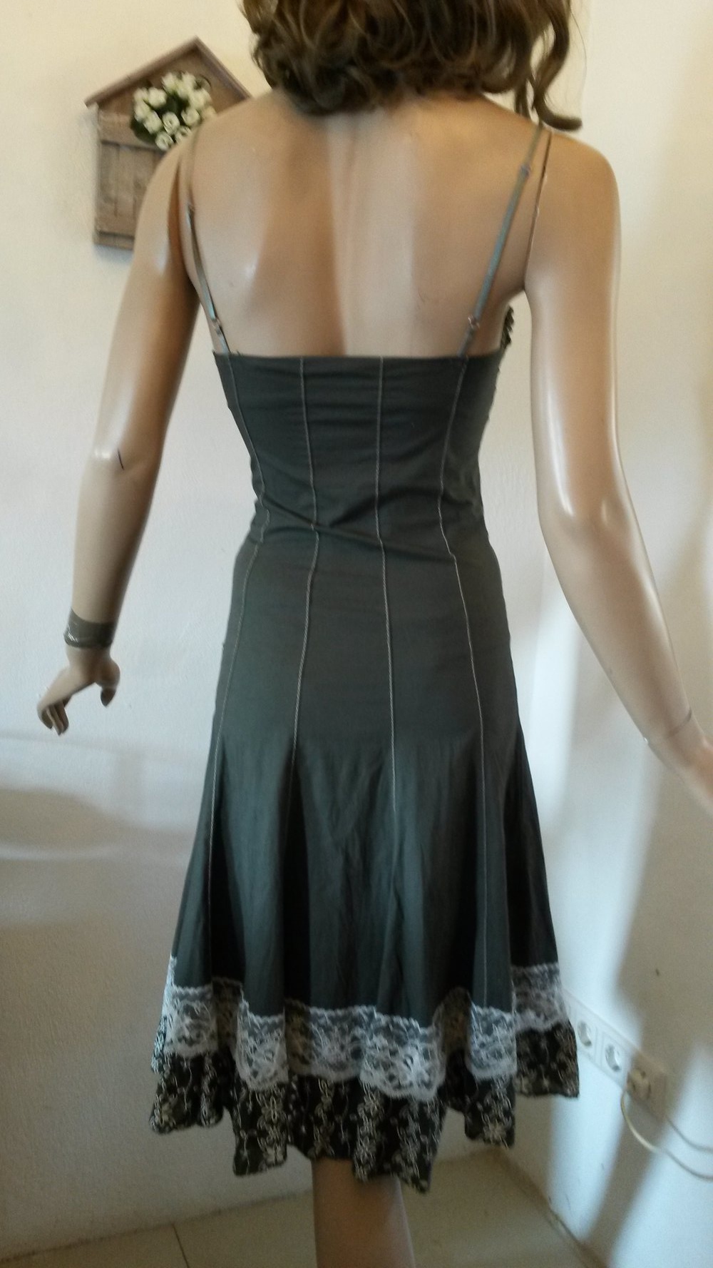 Olivgrünes Kleid mit Volant-Saum