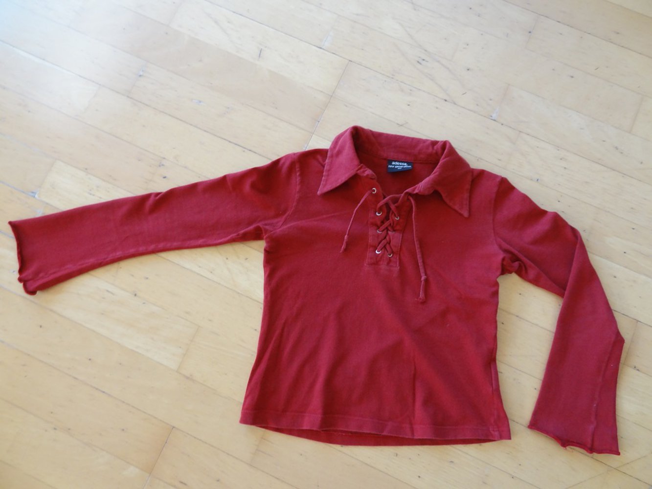 Cooles Oberteil mit Kragen und Schnürung