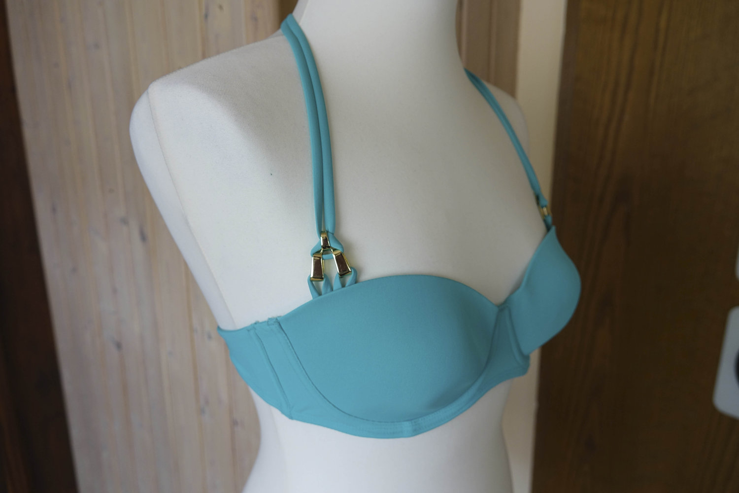 Schicker Türkisfarbener Bikini mit goldenen Accessoires NEU