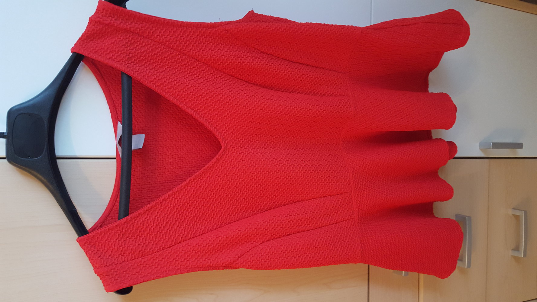 Rotes weitgeschnittenes Schösschen