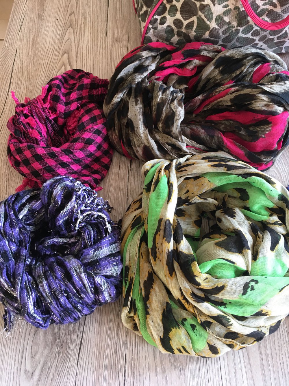 Schicke Tasche mit 6 Tüchern 