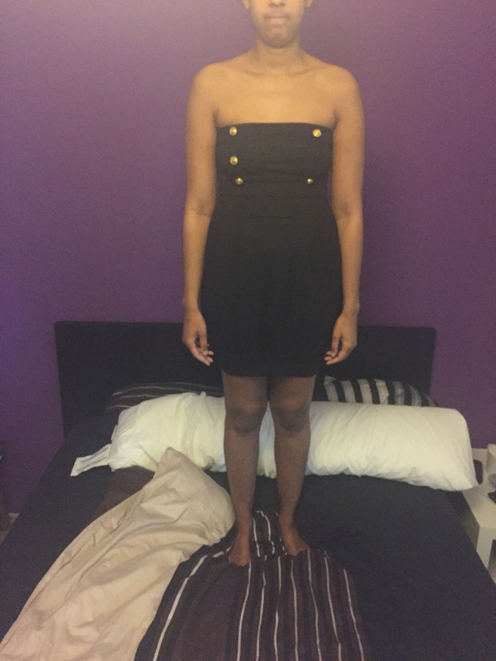 Schwarzes Melrose Kleid mit goldenen Knöpfen 