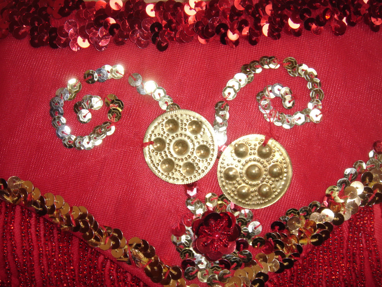 wunderschöner selbstgemachter bauchtanzgürtel liegt toll auf den hüften