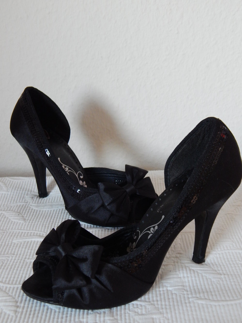 süße schwarze Peeptoes Pumps mit Schleife und Pailetten 