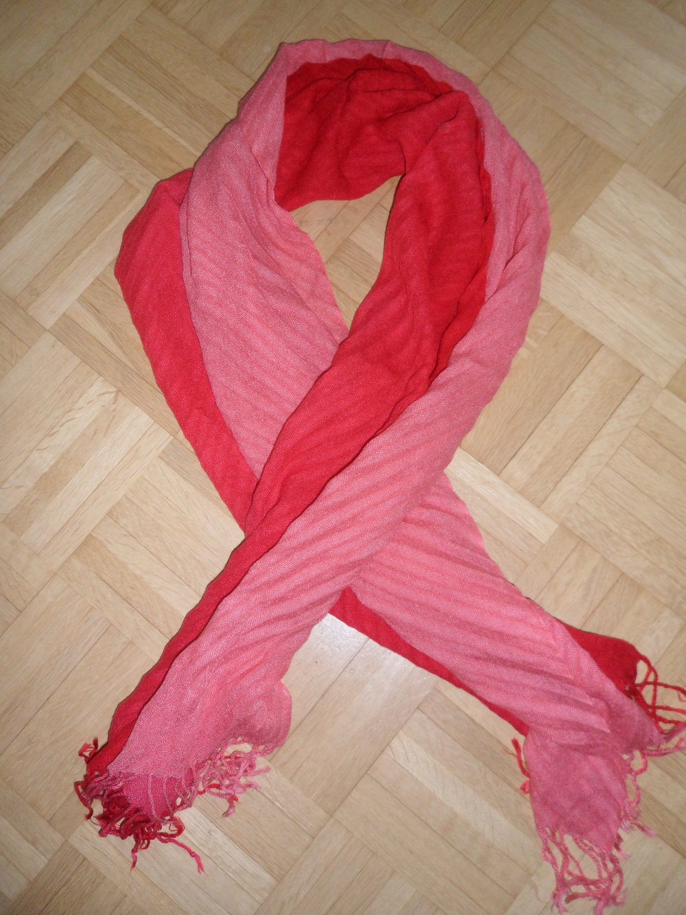 Roter Schal mit Farbverlauf