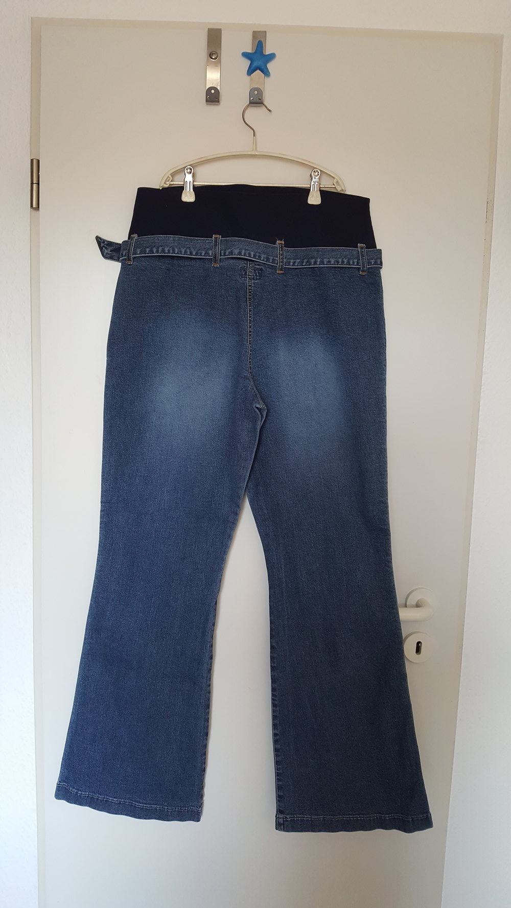 454. Umstands-Jeans mit Gürtel, Gr. 40, blau