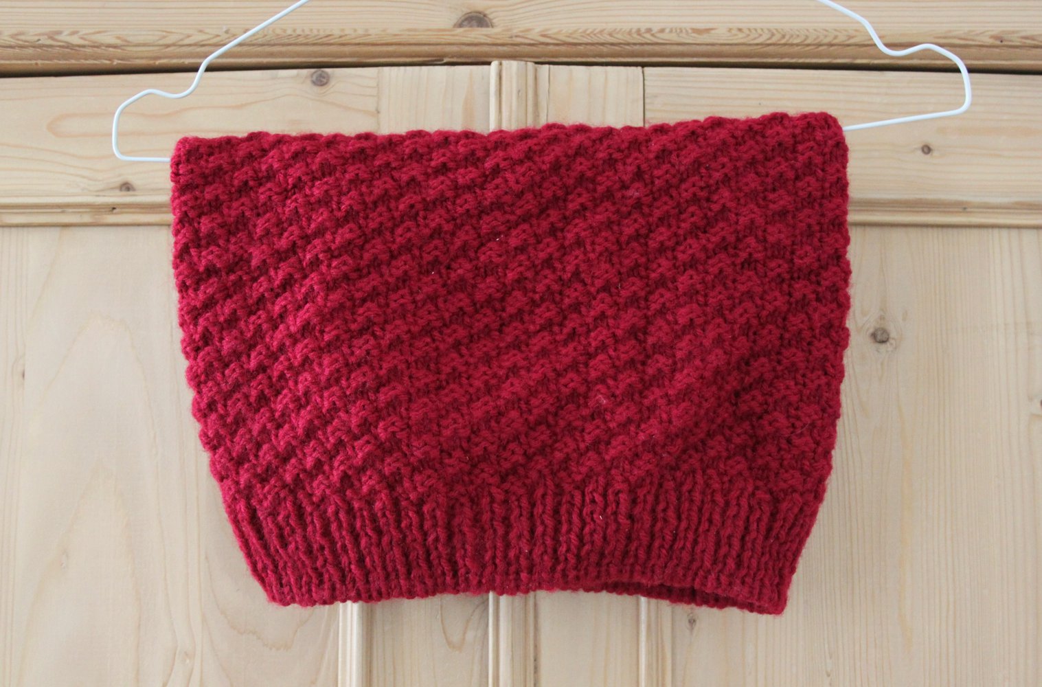 Handgestrickter Schlauchschal in herzhaftem Rot