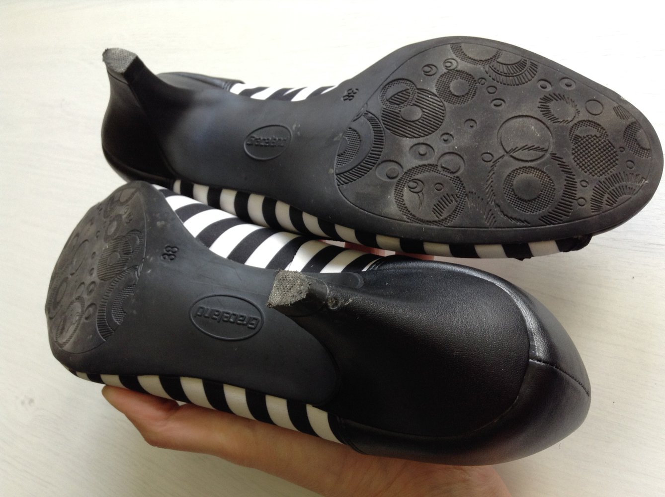 schwarz weiß gestreifte Pumps mit schleife