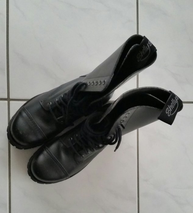 Original Shellys Rangers 14 Hole Boots in black