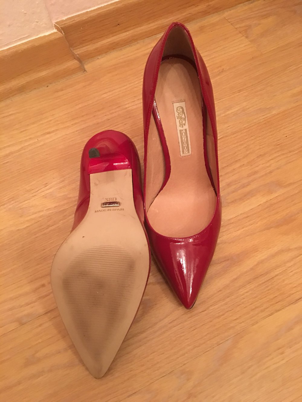 Buffalo Pumps in Gr.38 in Lackleder in rot, neu