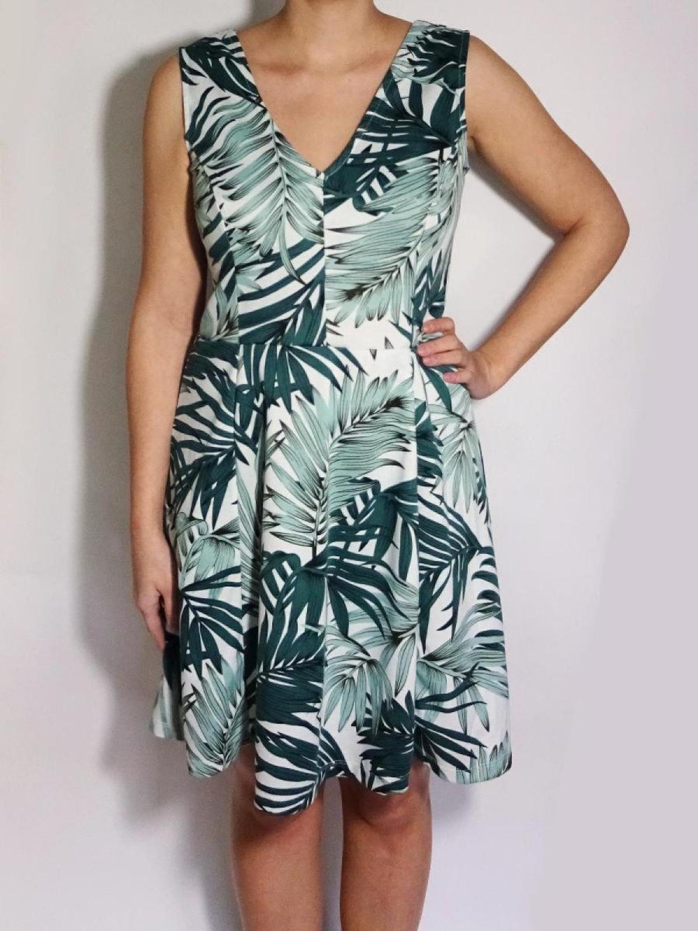 Tropisches Sommerkleid mit V-Ausschnitt und Rückenausschnitt Gr. M Gr. 40