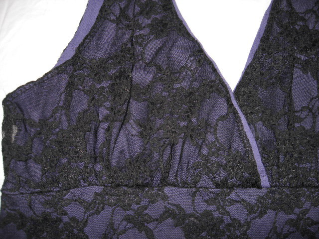 Lila Oberteil mit Spitze