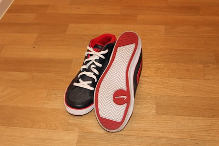 Süße Nikes in rot/grau/schwarz nur zwei Mal getragen