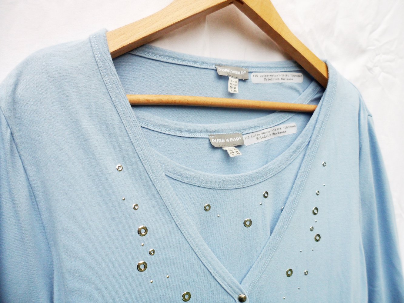 Hellblaues Twinset mit Metallic Details