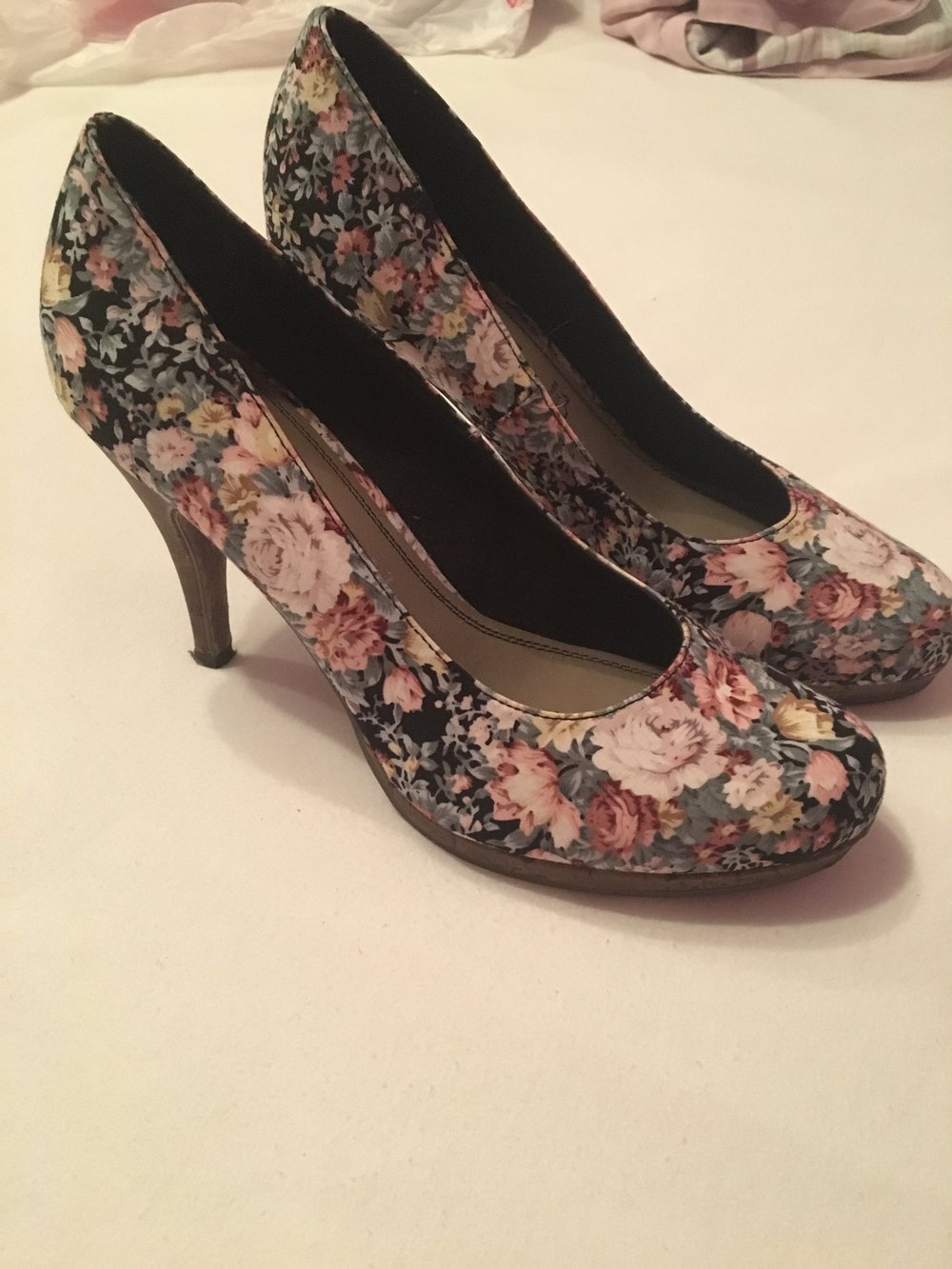 Pumps mit Blumenmuster