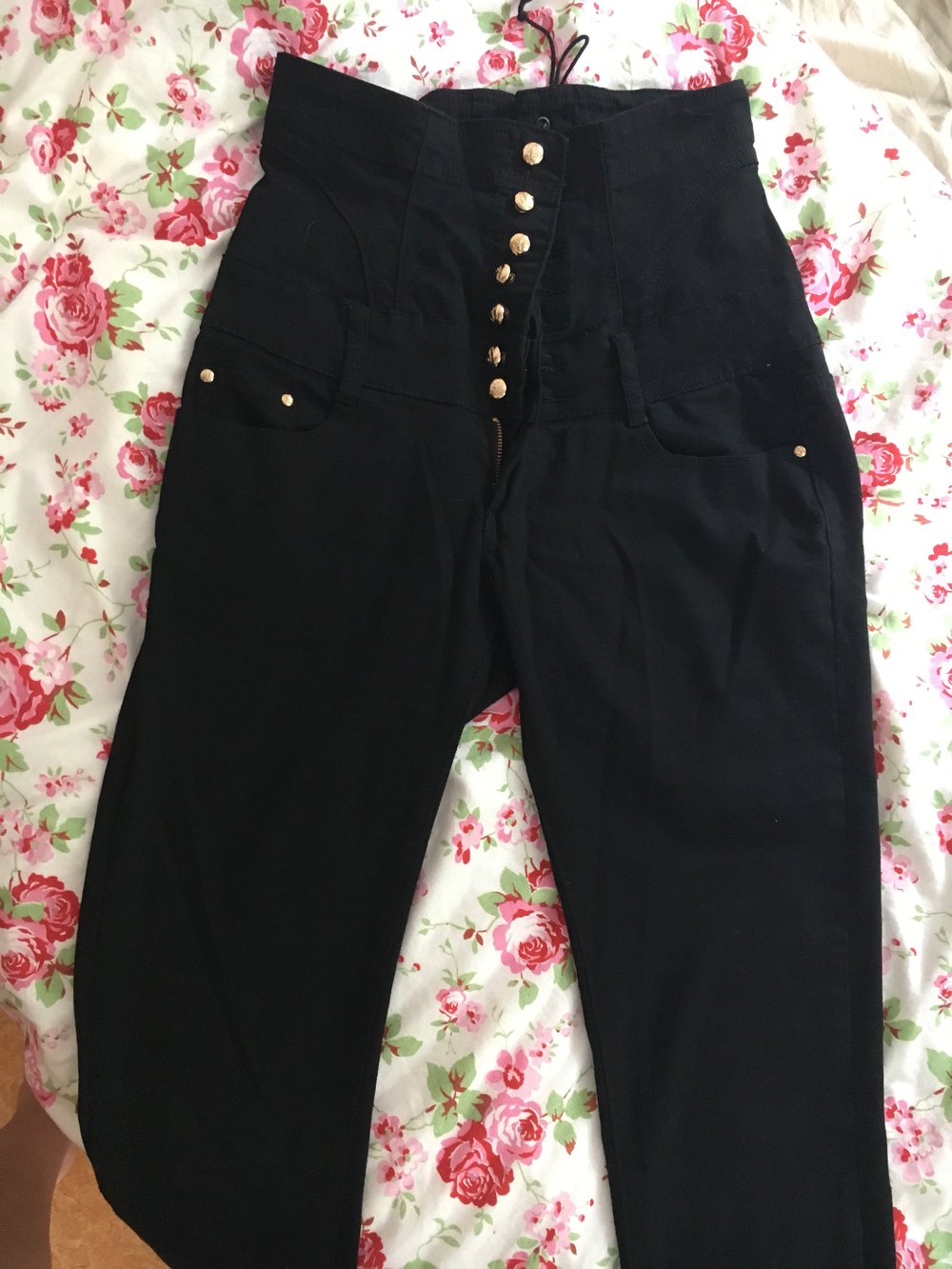 Schöne Hose zum schnüren mit Knöpfen 