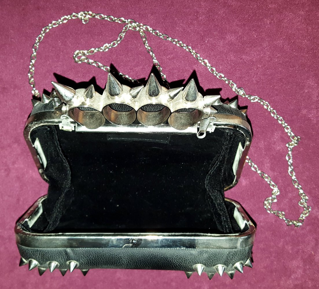Handtasche, Clutch mit Nieten und Deko-Schlagring, Kunstleder, Gothic, Punk, Metal