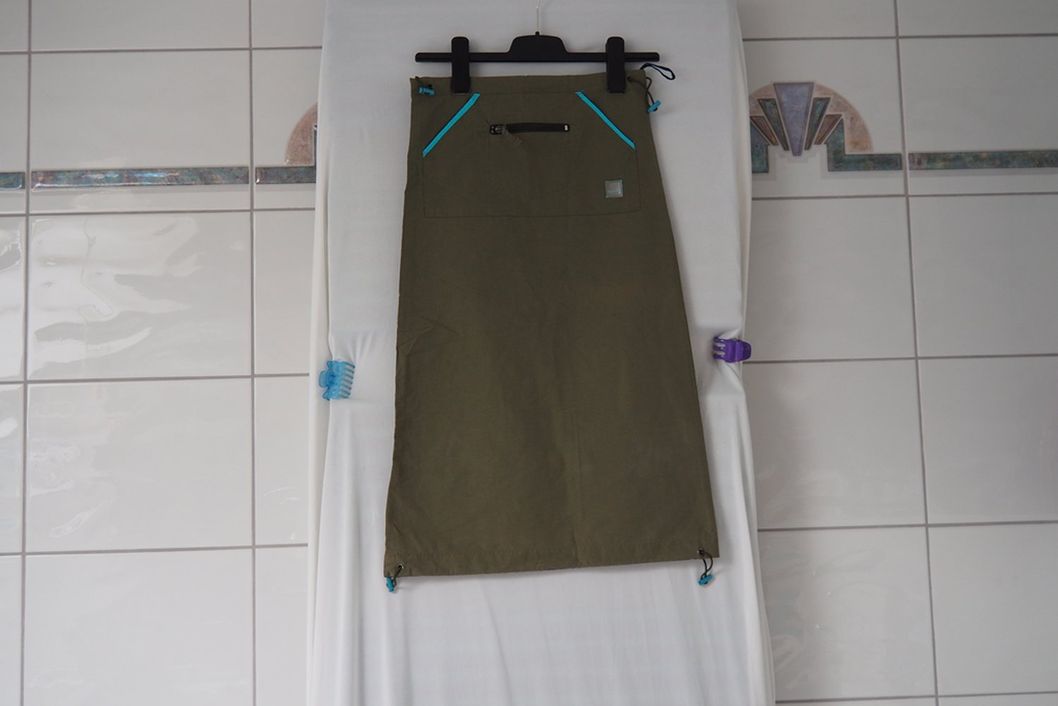 Langer khaki Rock mit türkis Gr. 140 