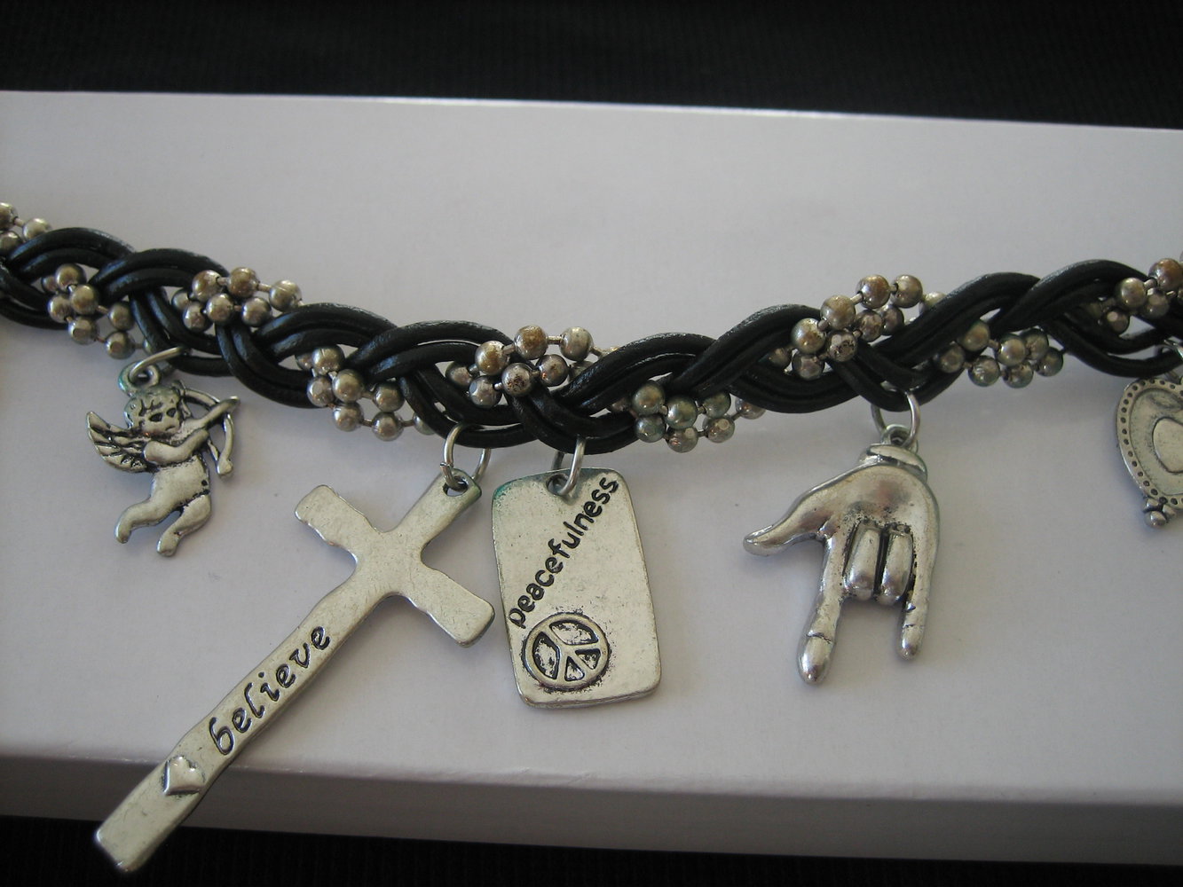 Trendiges Leder-Armband, verziert mit silberfarb. Perlen +  6 Glücks-Anhängern