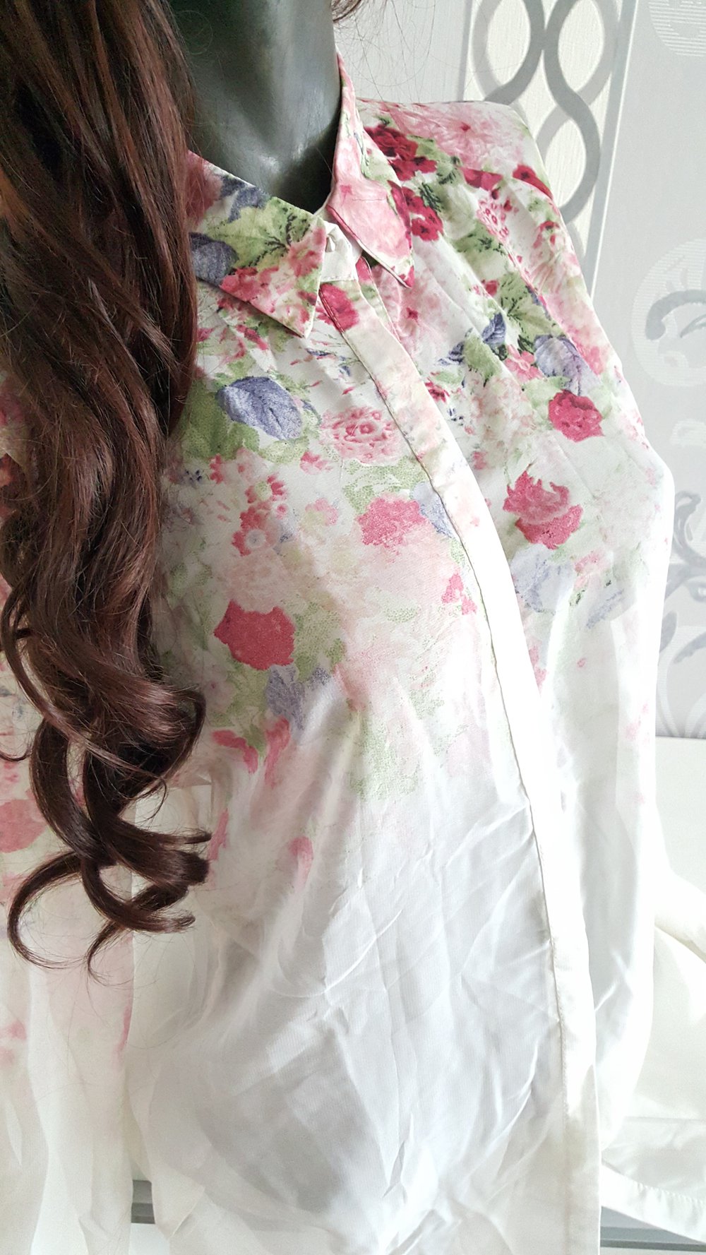 Bluse weiß oben mit bunten Blumen L 40