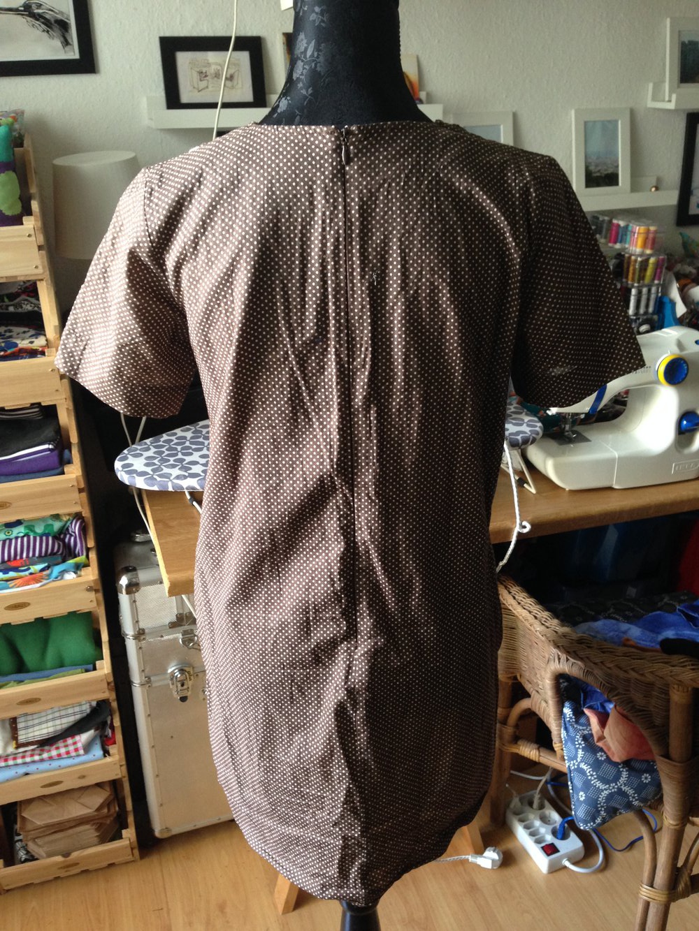 Kleid braun mit weissen Pünktchen 