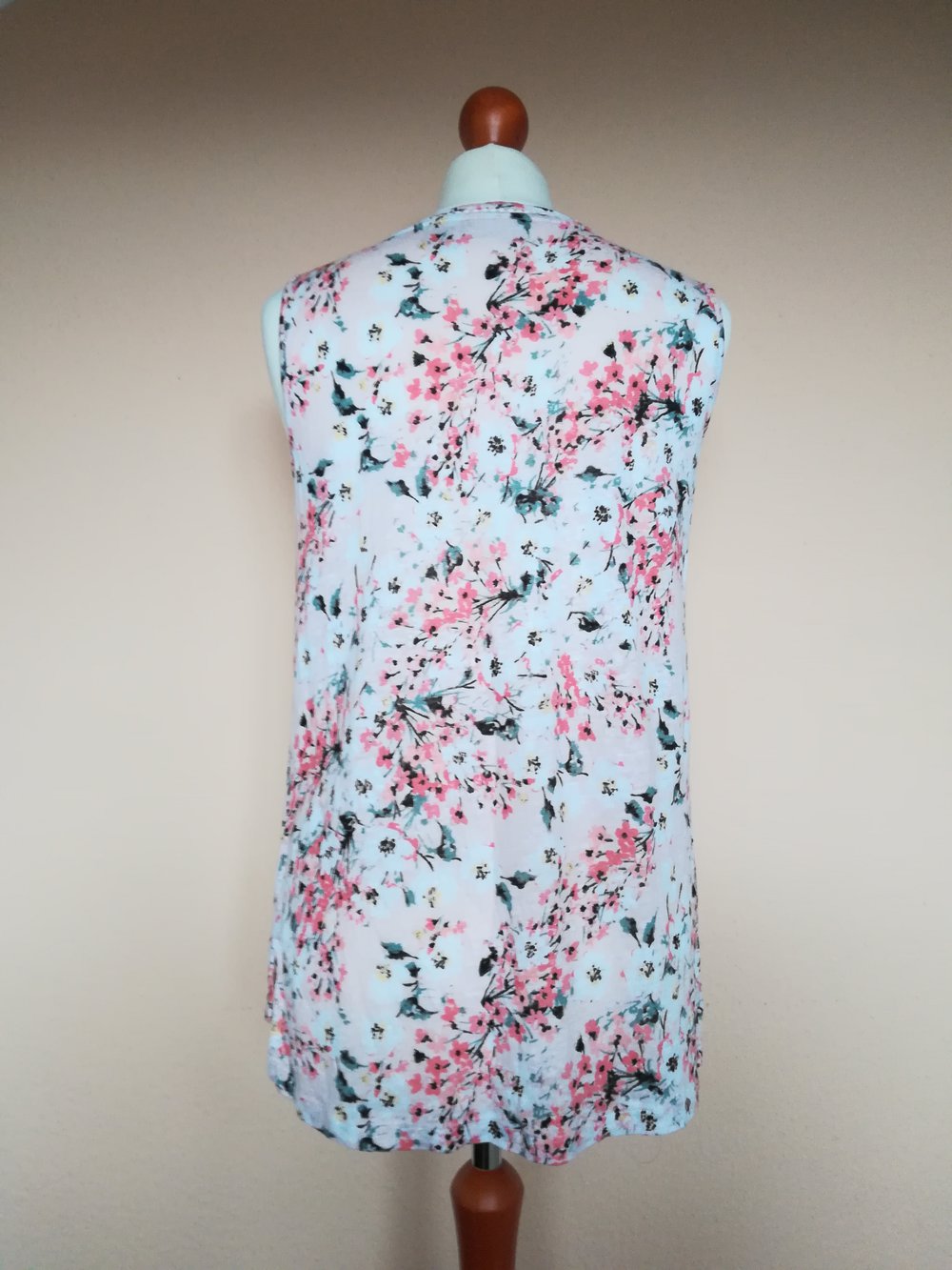 Top aus Leinen mit Kirschblütenmuster