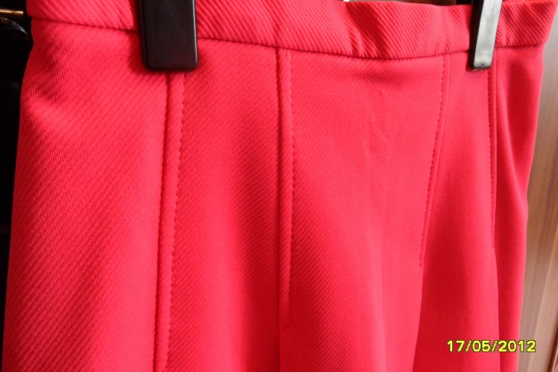 Original DDR Faltenröckchen in Farbe pink-rot, Größe ca. S, super Süß und selten