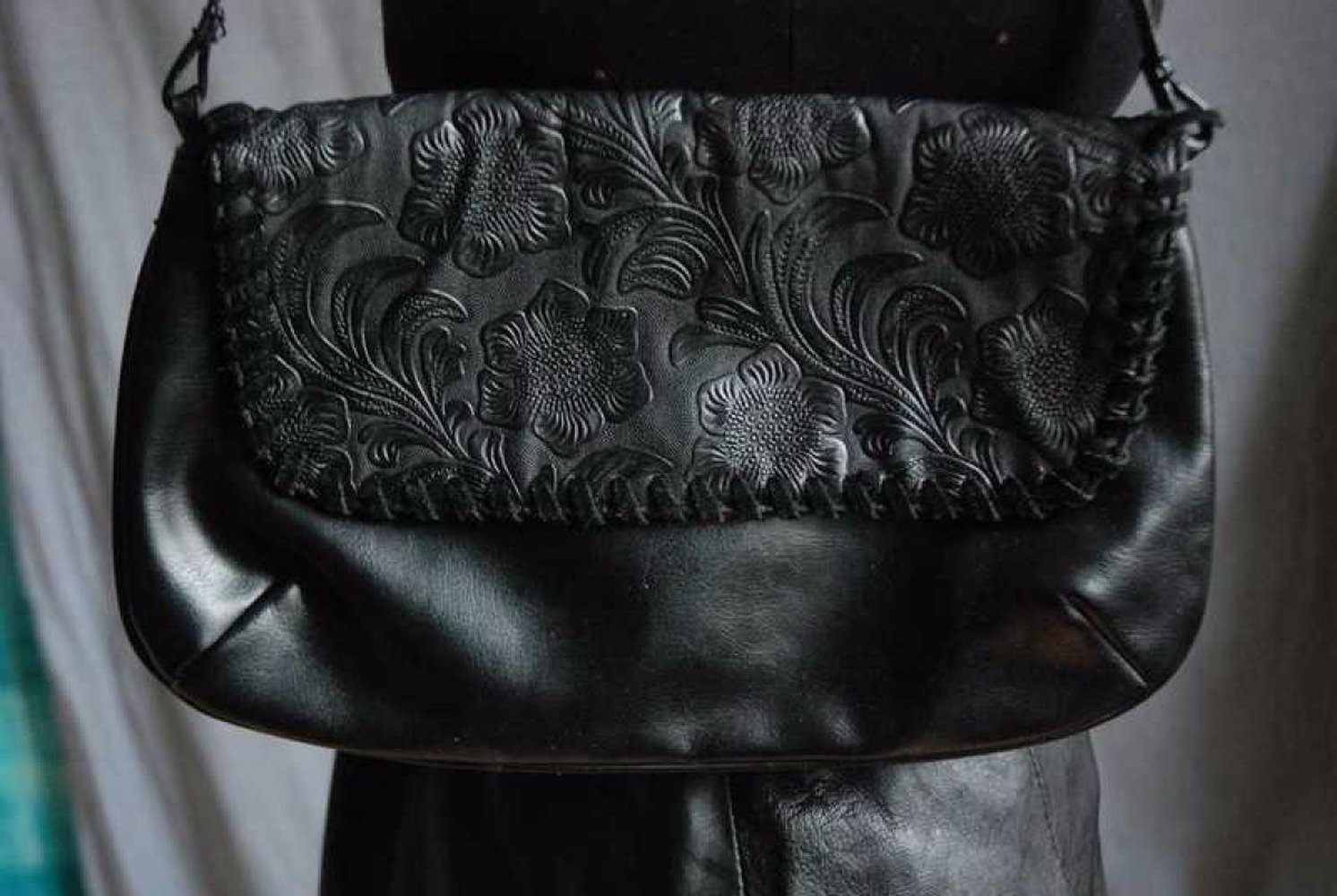 süße kleine Handtasche mit floraler Prägung