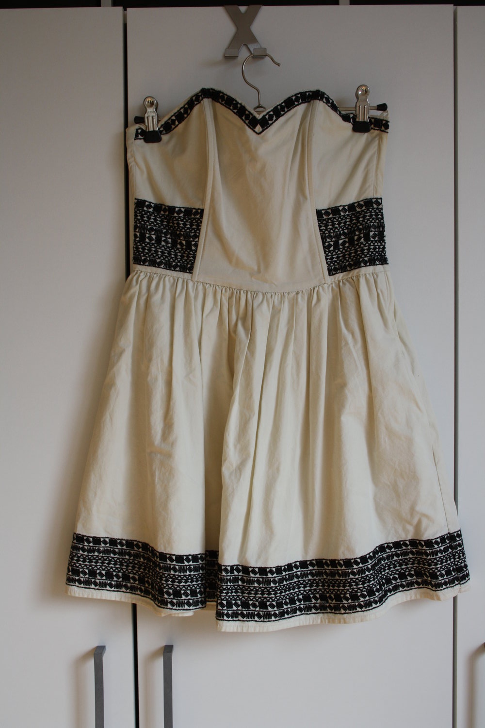 * Kleid H&M weiß schwarz schulterfrei