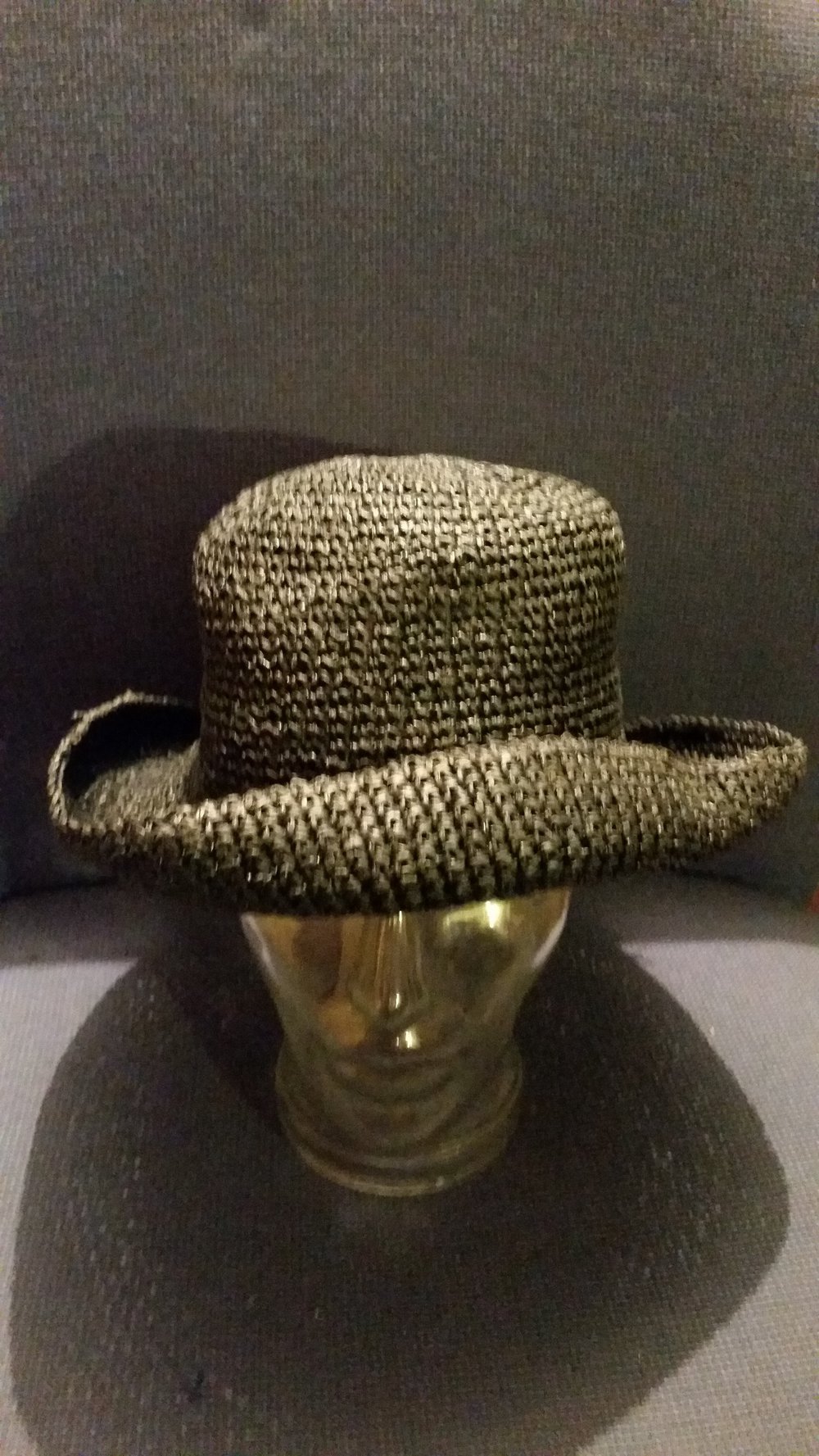 Schwarzer Sommerhut aus Stroh