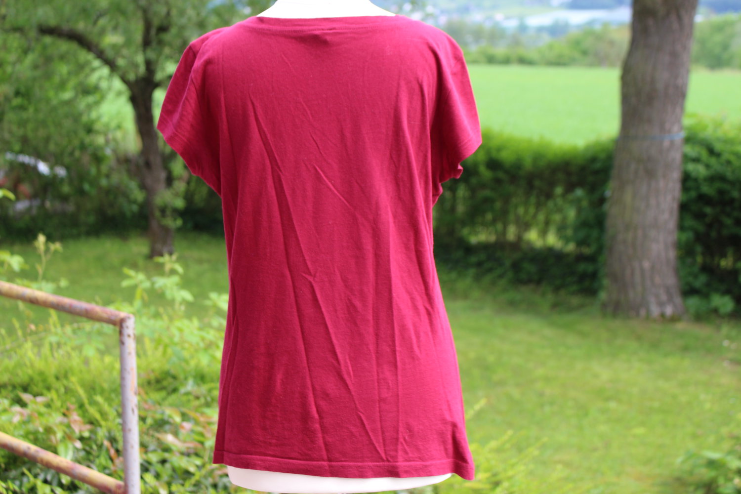 weinrotes T-shirt mit Aufdruck