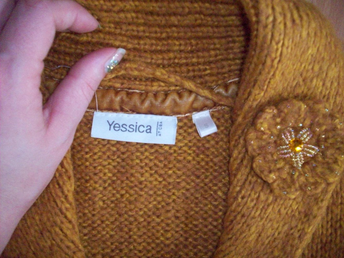 Kuschelige Retro Strickjacke orange, ocker, mit Blümchen am Kragen, Gr. 36