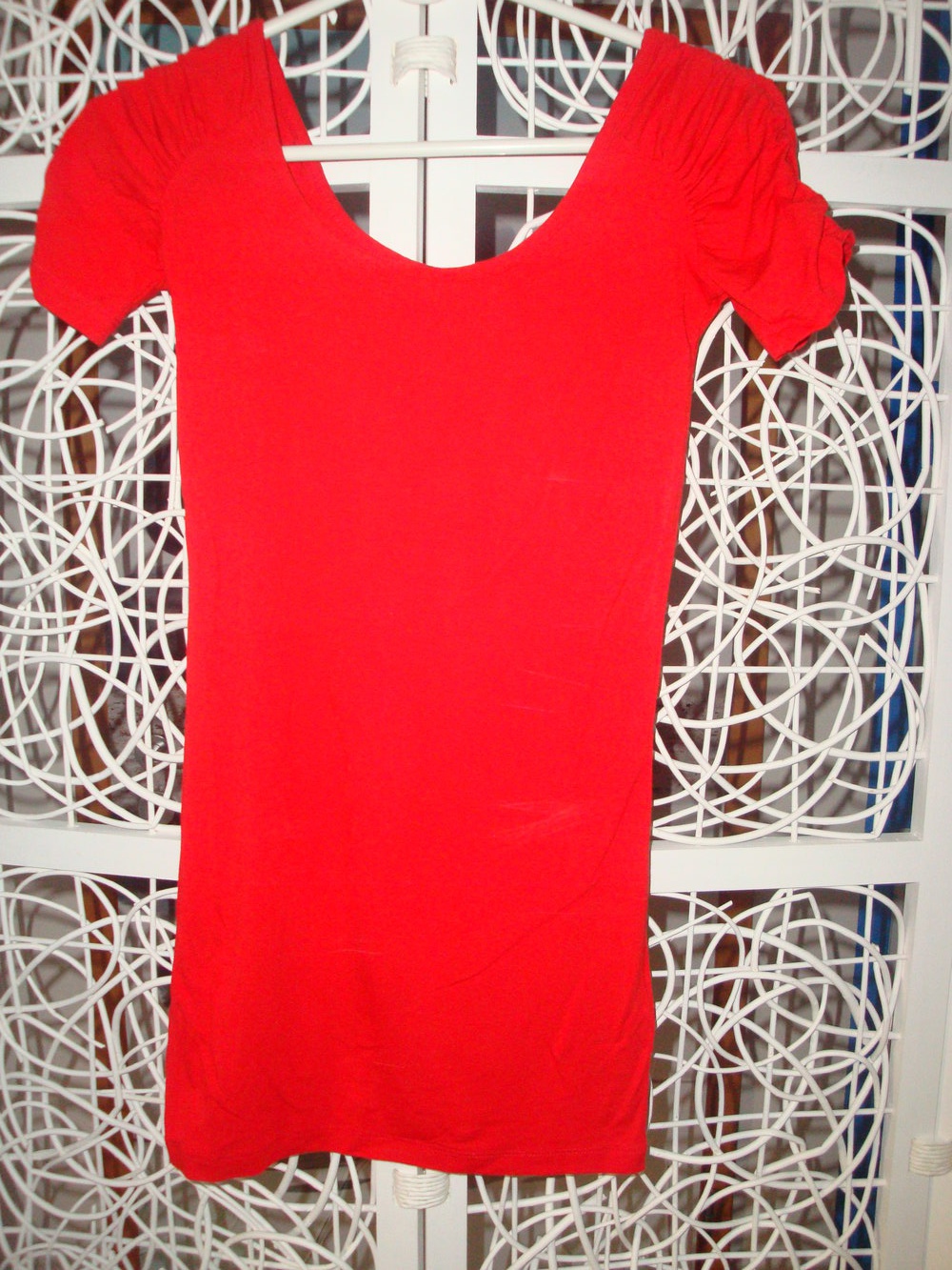 längeres leuchtend rotes Schirt