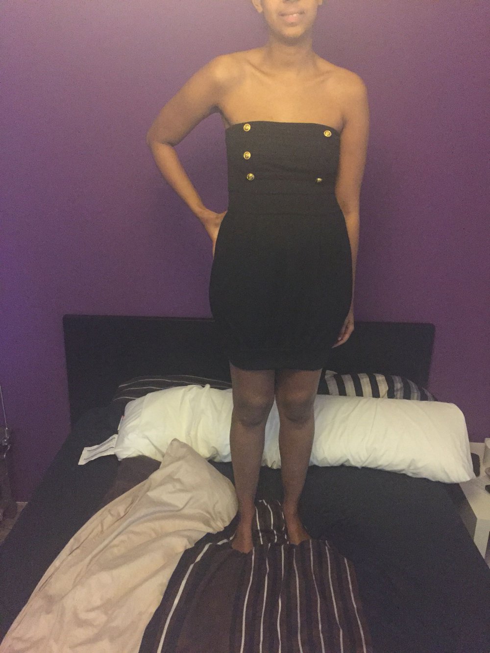 Schwarzes Melrose Kleid mit goldenen Knöpfen 