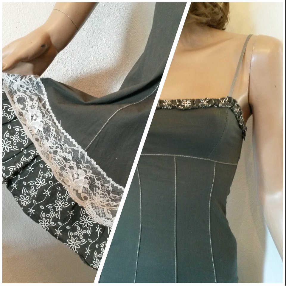 Olivgrünes Kleid mit Volant-Saum