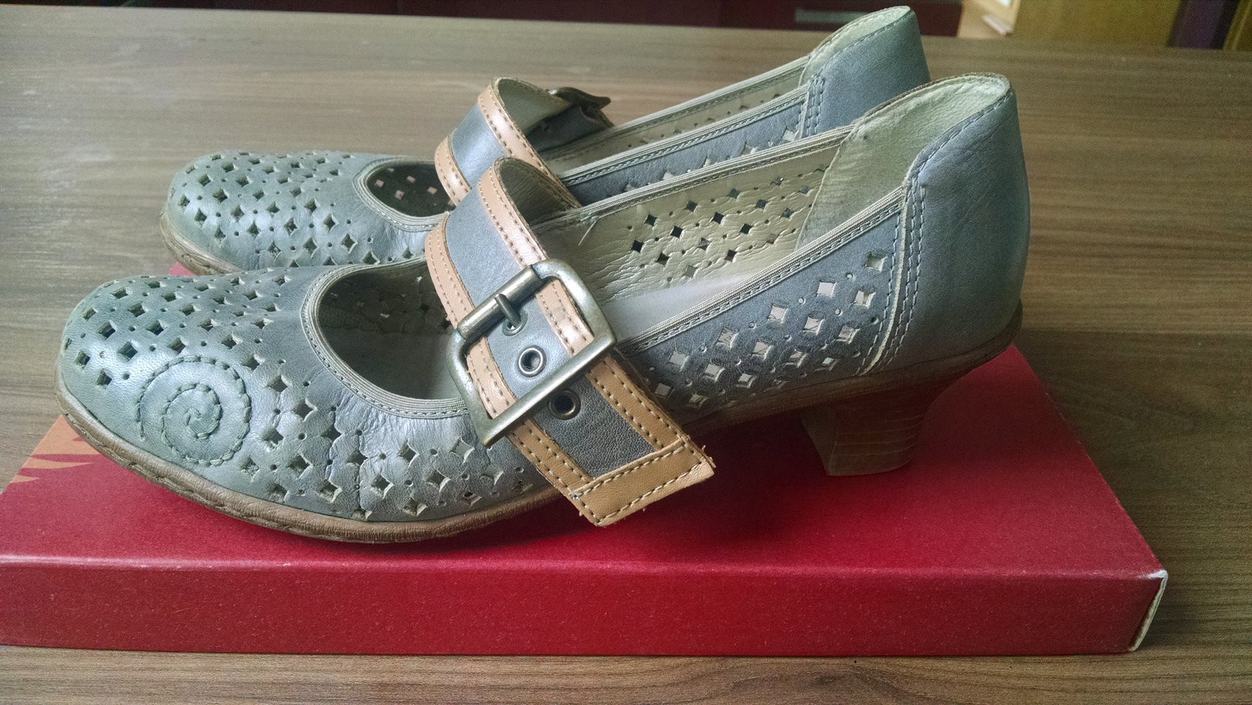 Graublaue Spangenpumps