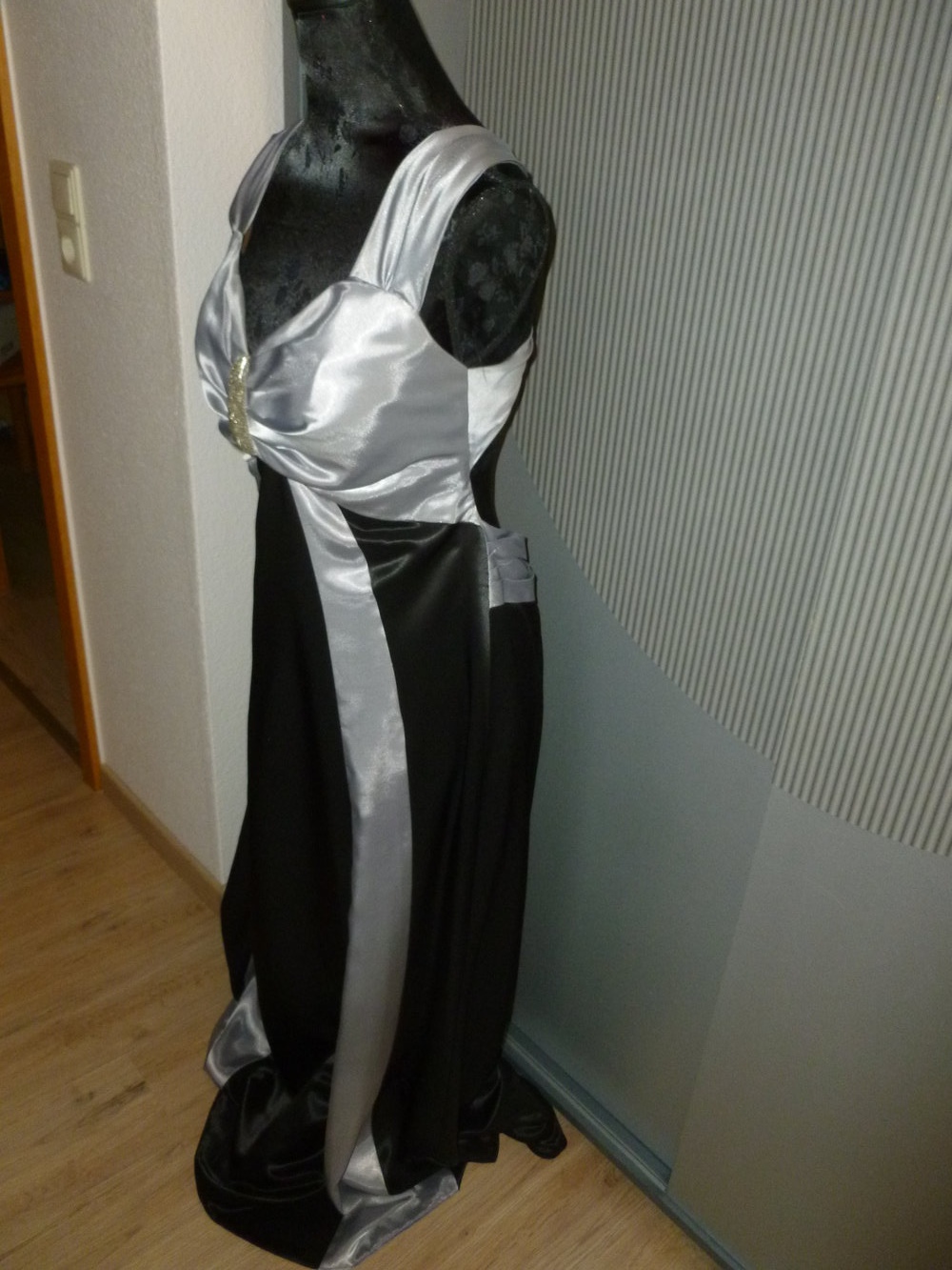 Abendkleid grau silber schwarz rückenfrei