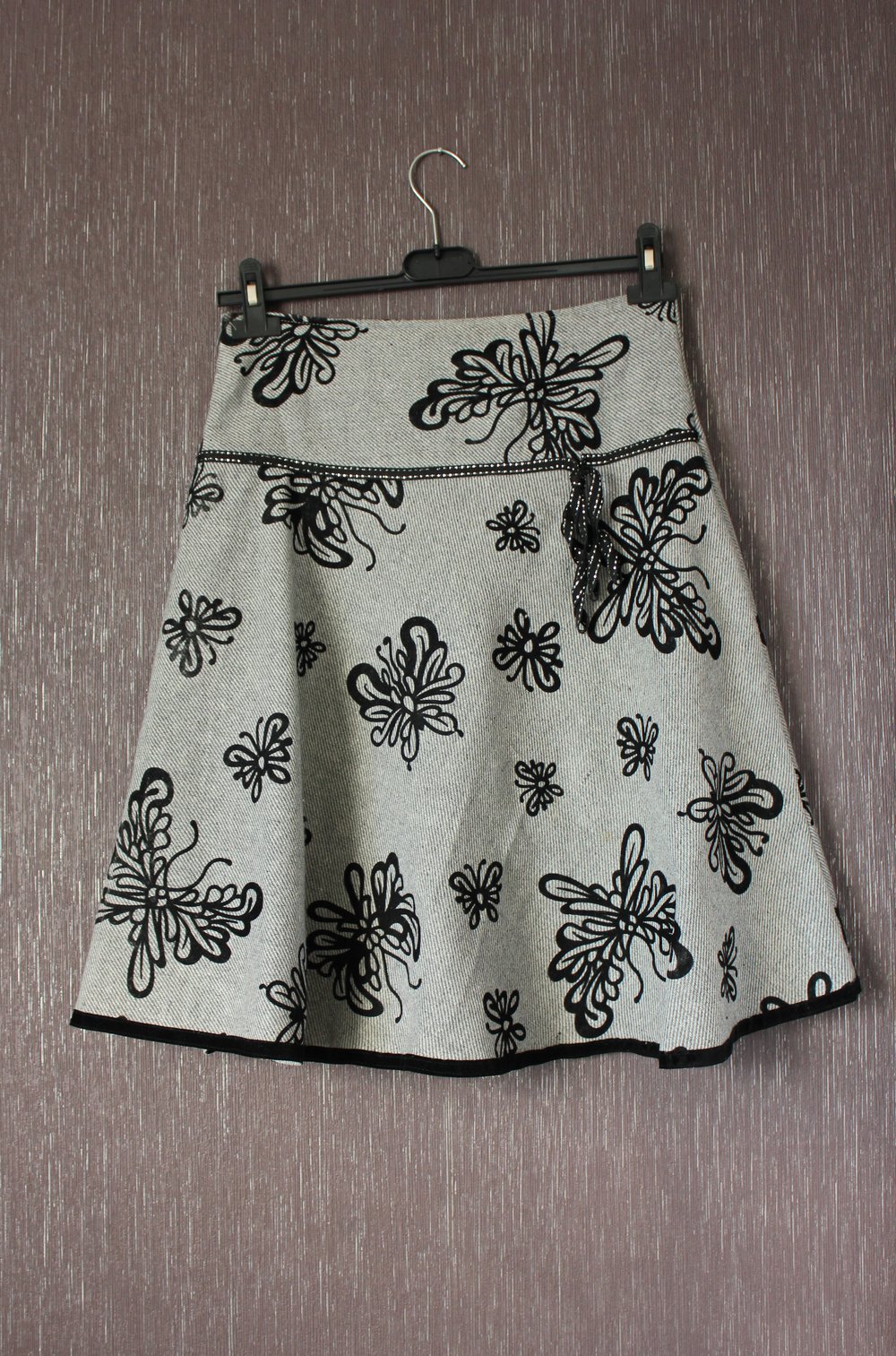 knielanger Rock mit Schmetterlingen