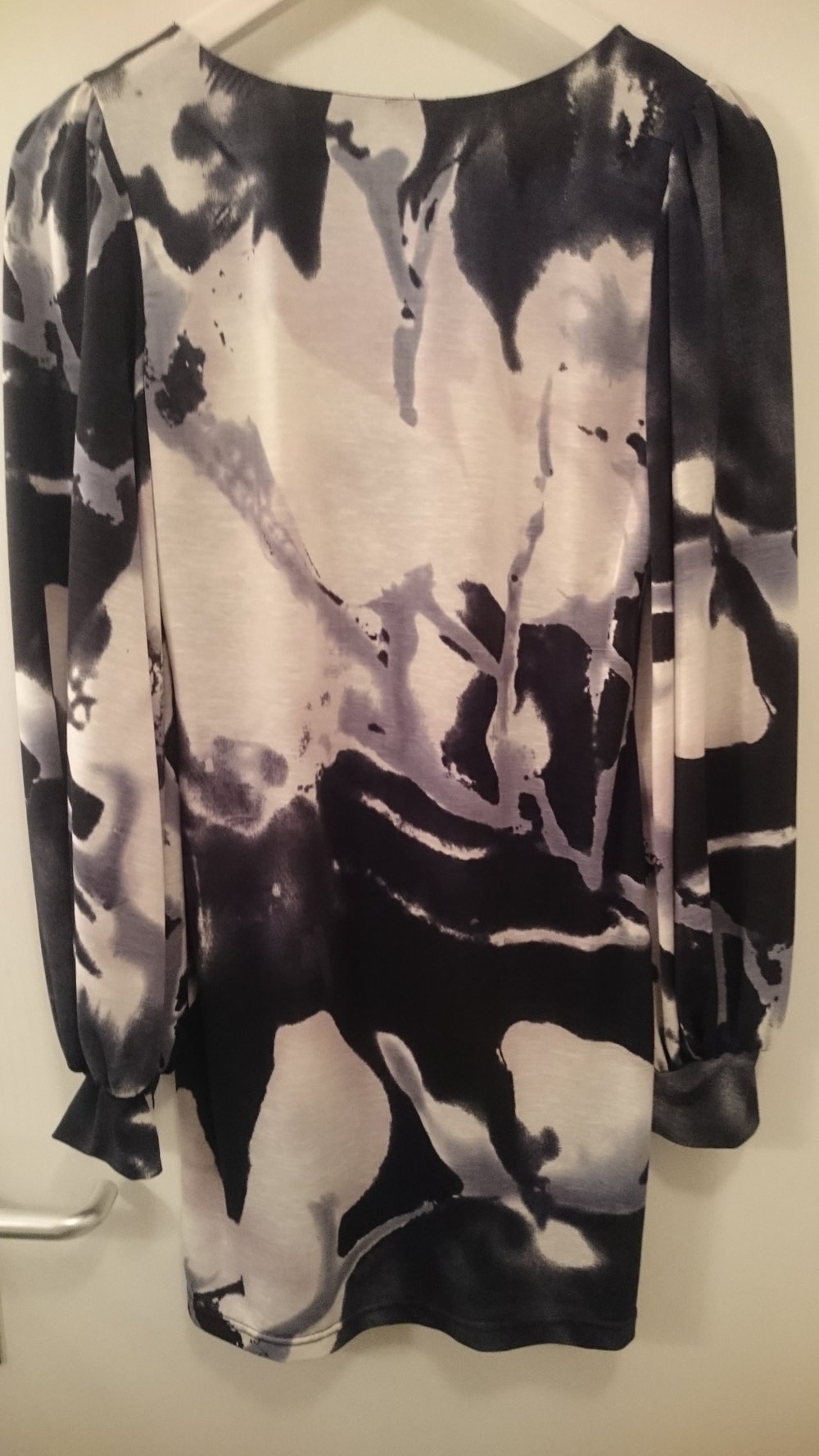 Geschecktes, kurzes Kleid