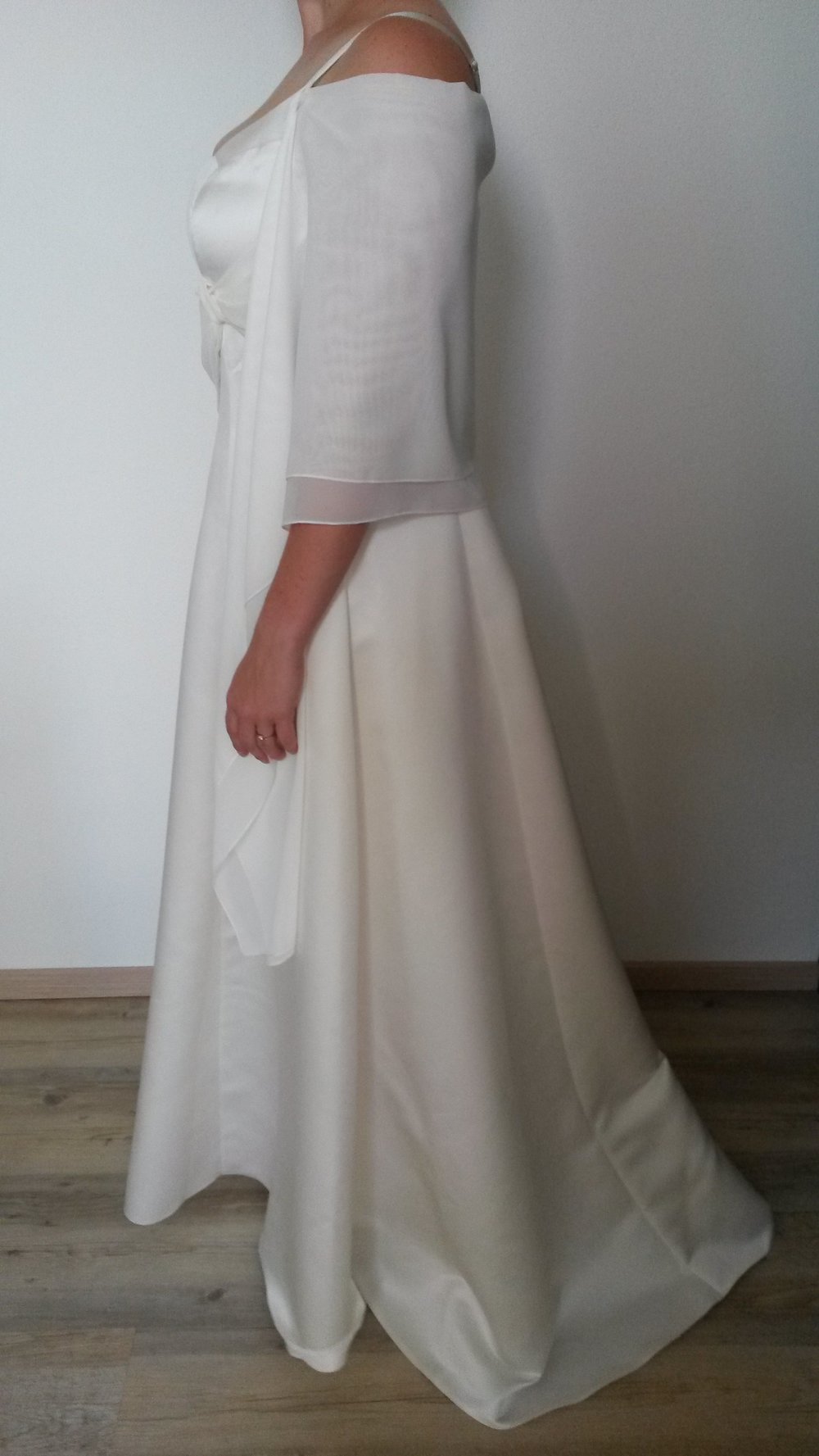 schnörkelloses Brautkleid mit raffinierter Schärpe aus Tüll und Mini-Schleppe (cremefarben)