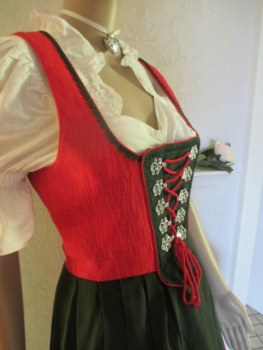 Original Granny VINTAGE * Nostalgie * Brauchtum * Folklore * Trachten * Blüten- Ranken- Stickerei * Volks * Oktoberfest * Dirndl * Kleid 