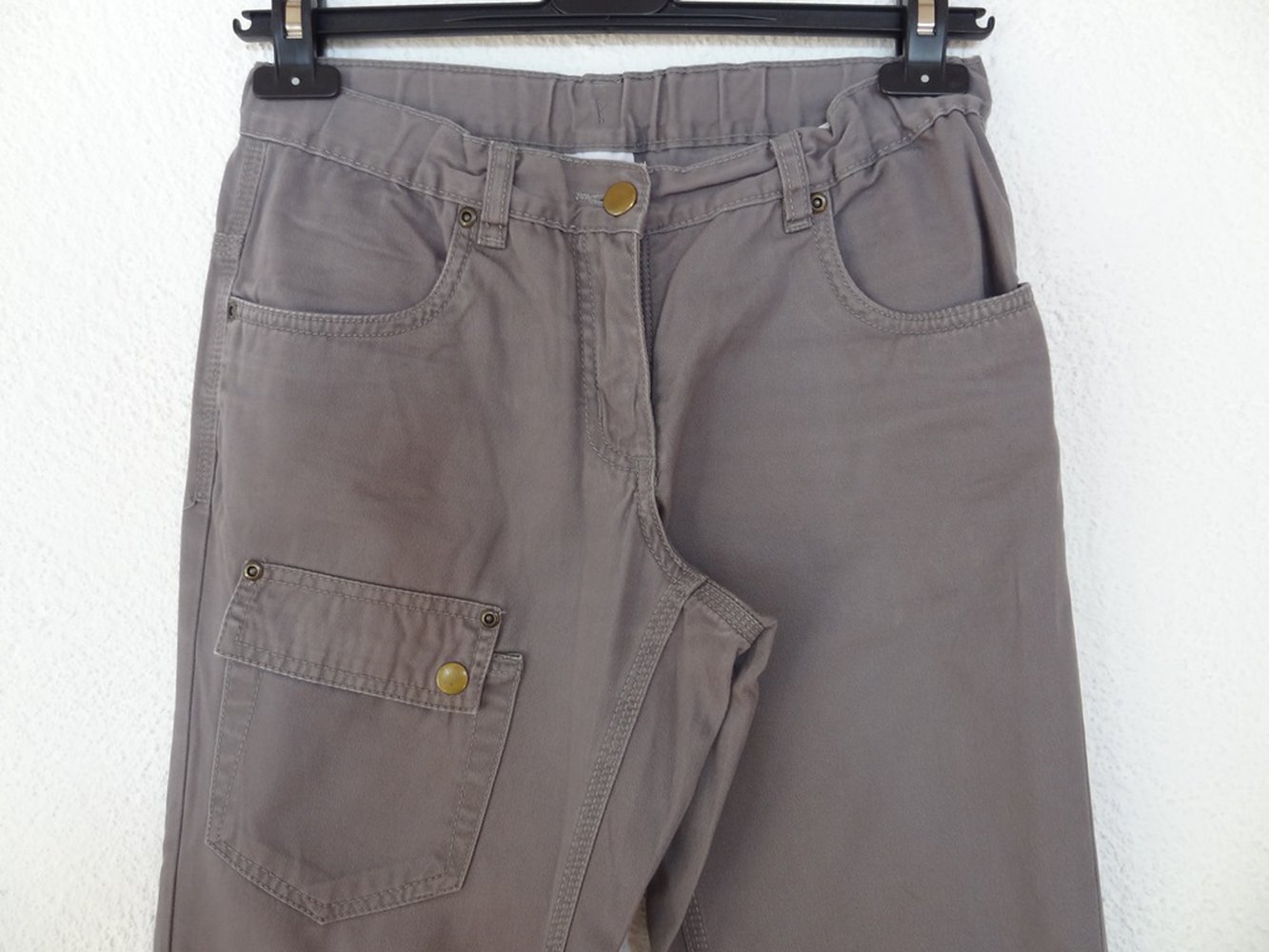 Graue Hose mit Taschen