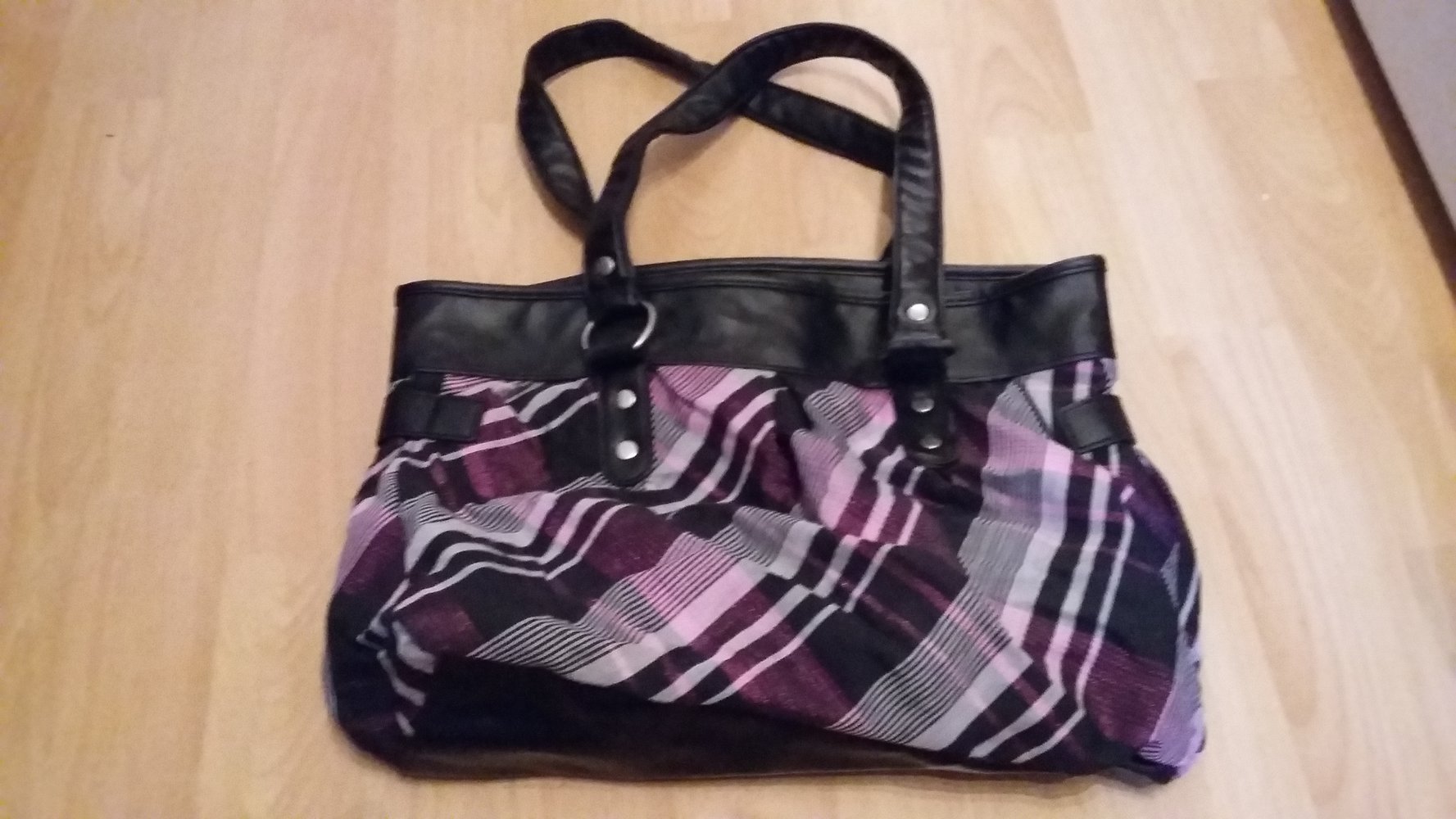 Schwarz-pinke Tasche