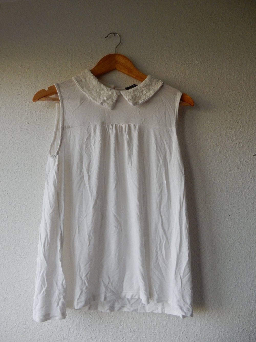 Süße Bluse mit Pailettenkragen