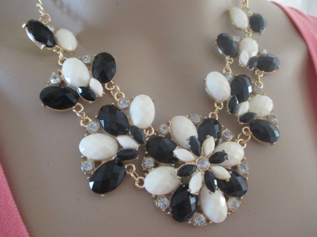 NEU mit ETIKETT Blumen Blüten Flower- Power Strass Steine Glitzer Statement Collier Kette gold schwarz- weiß