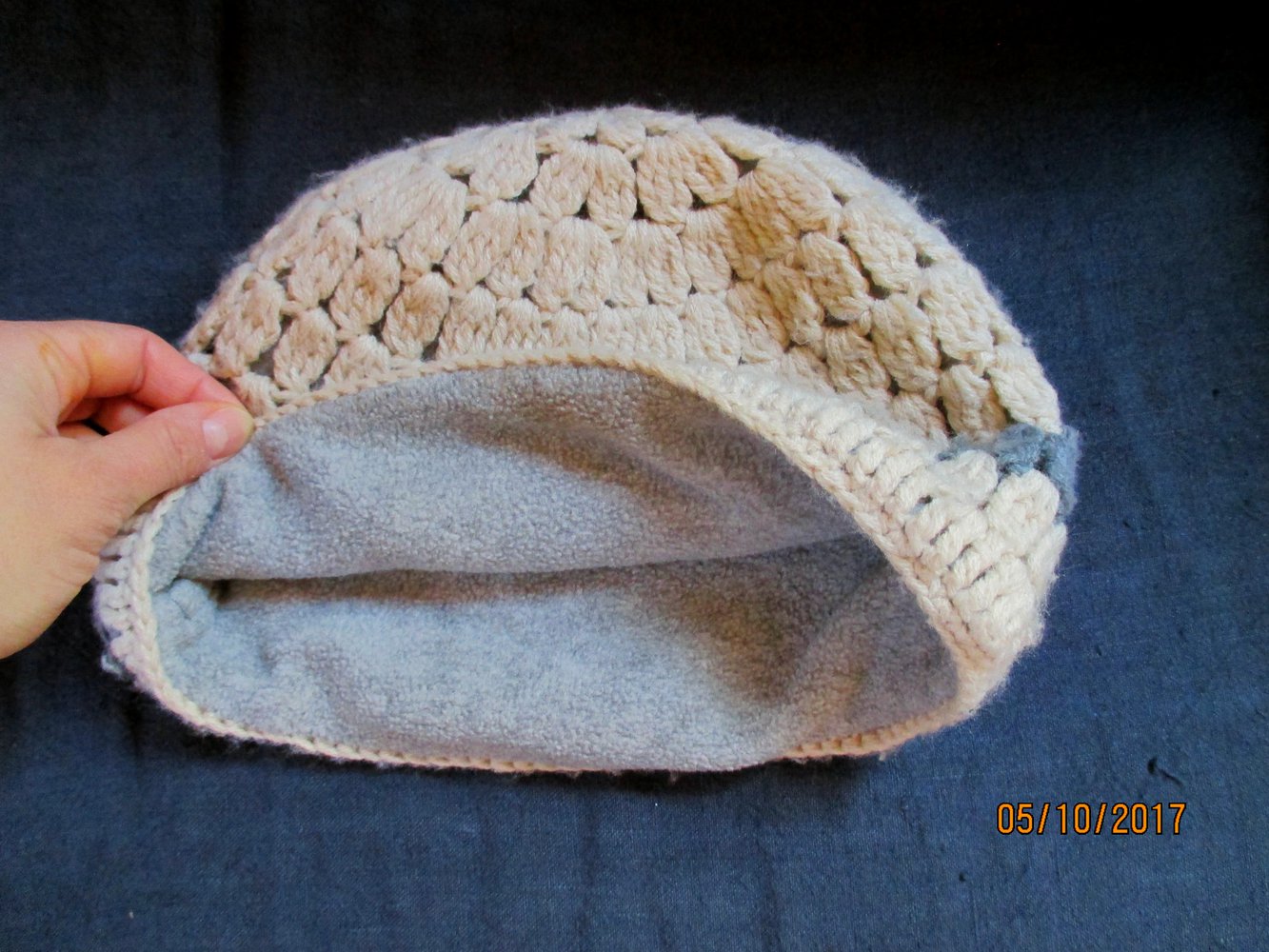 Warme Mütze in beige, grau-grün-blau, mit Fleece-Innenfutter