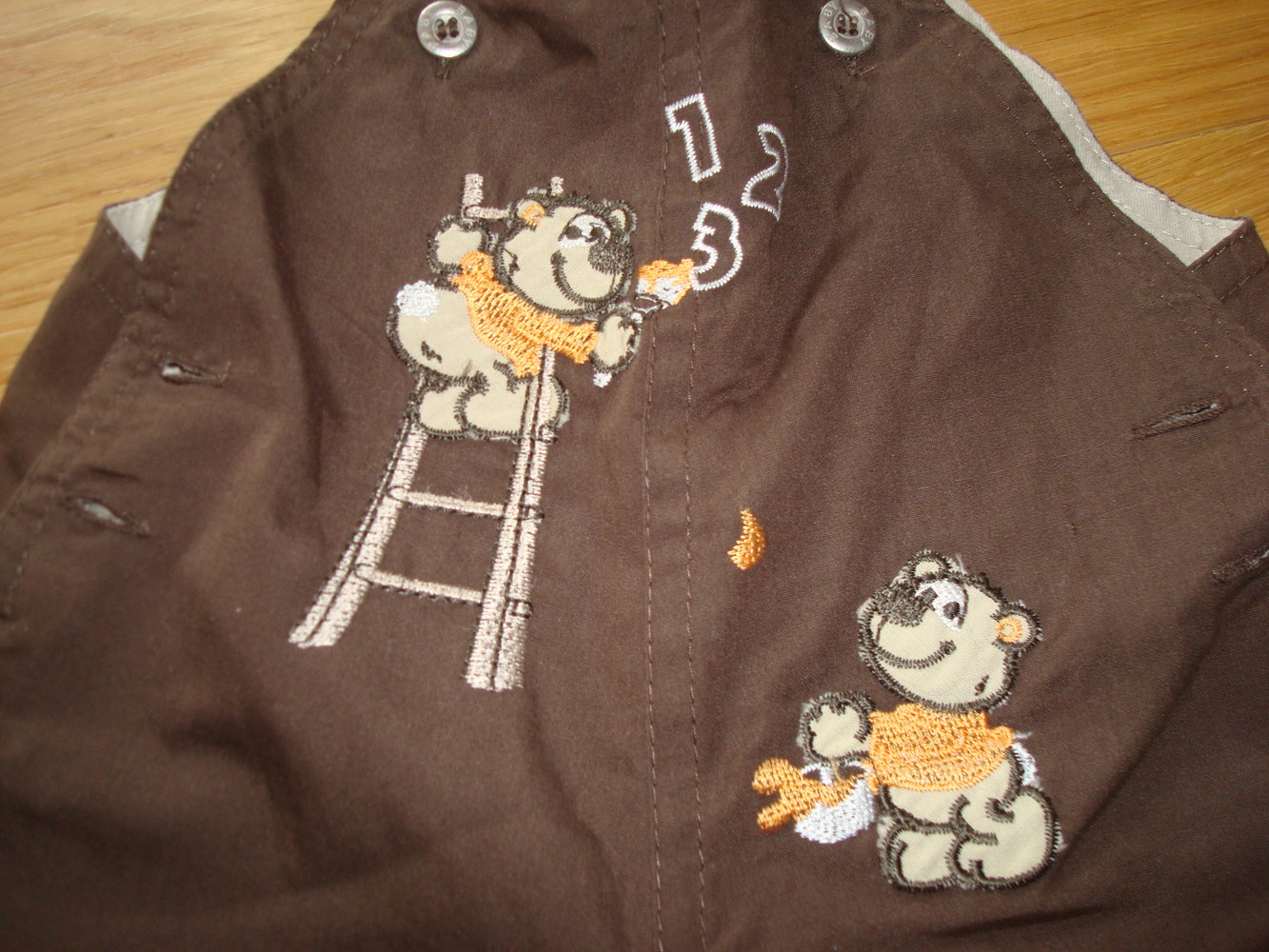 süße Latzhose für kleine Jungen