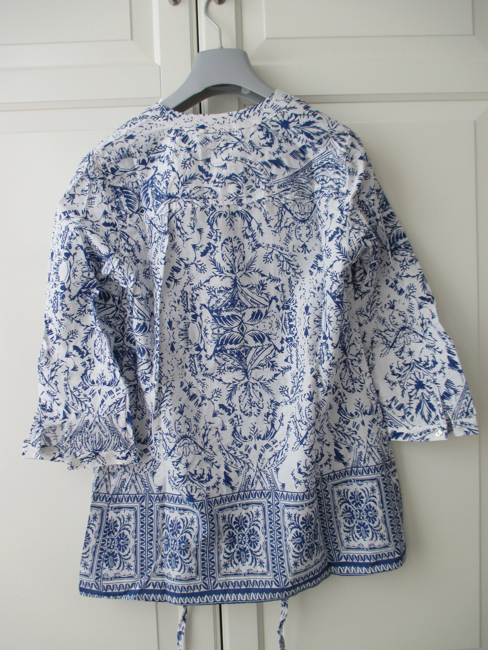 Tunika mit Rüschen und Patchworkmuster, blau - weiß, Bindeband, Gr. 36 ovp