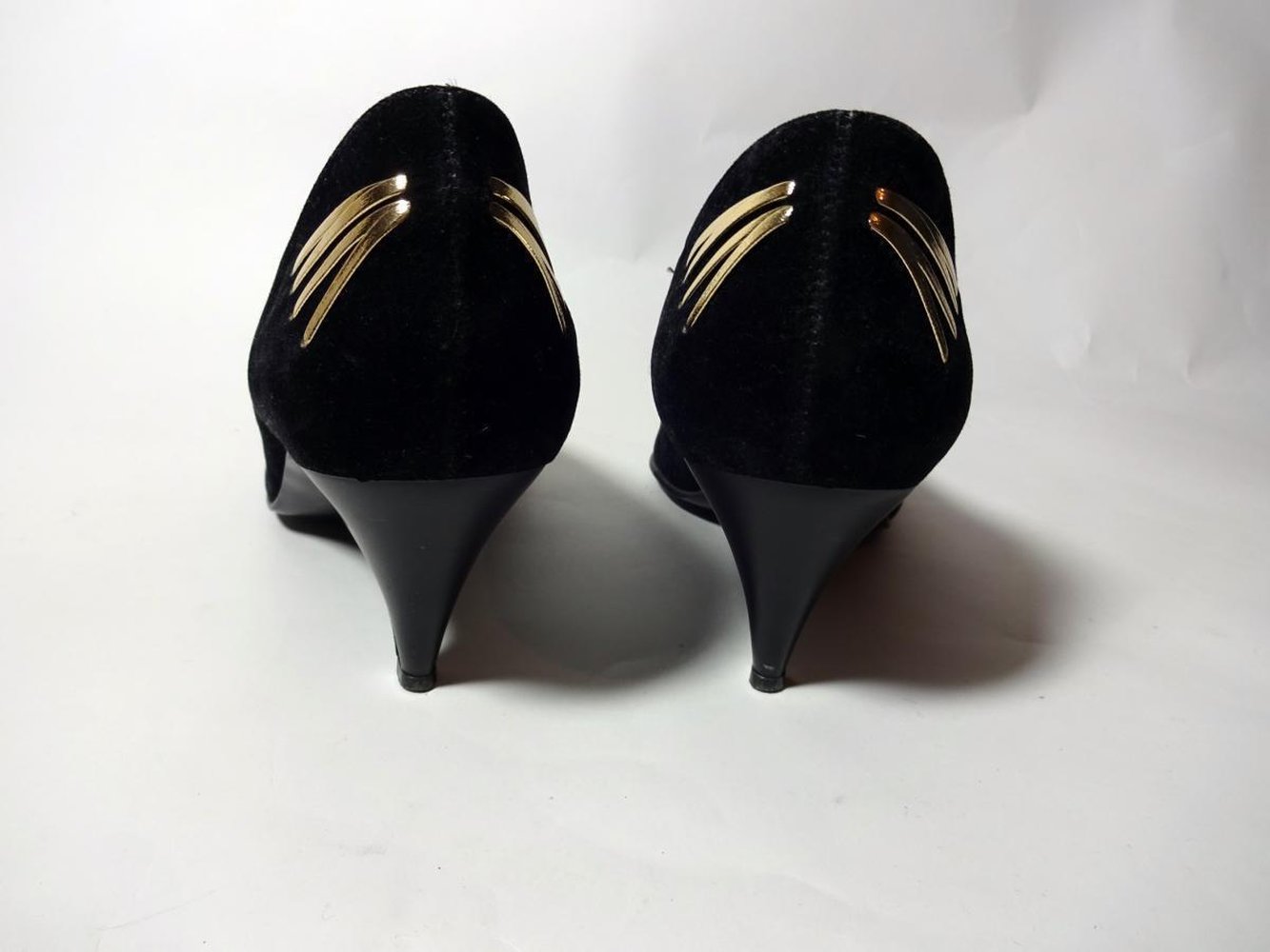 Schwarze Pumps mit Goldapplikation England UK Vintage 90er Wildleder Gr. 5 Gr. 38 Gr. 38 1/2
