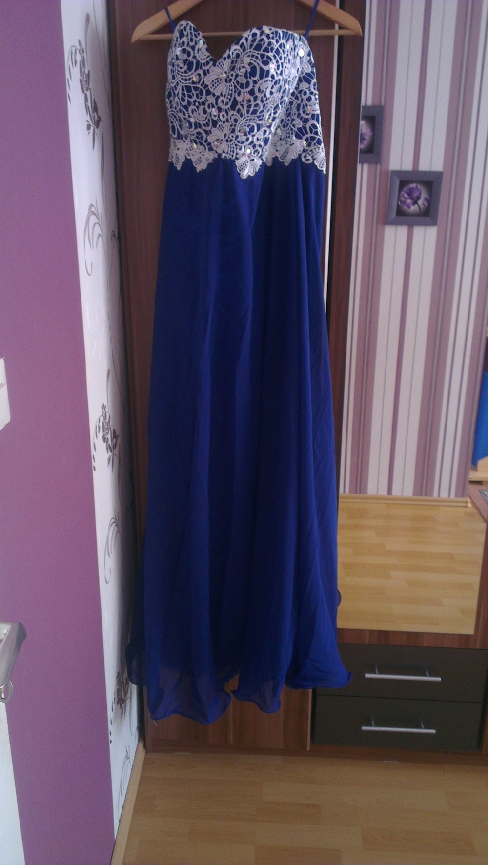 Marineblaues Kleid mit Spitze